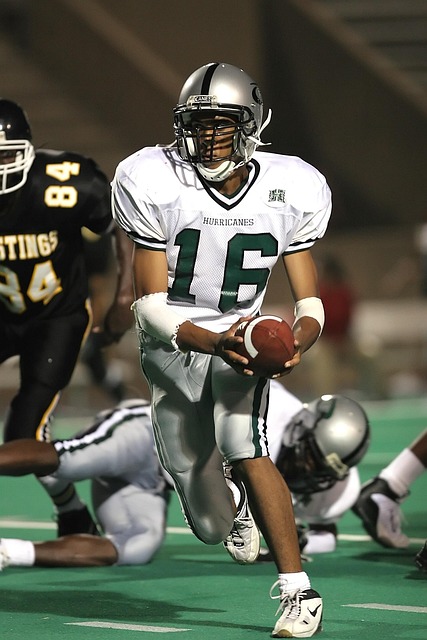 球打破了英 球打破了英