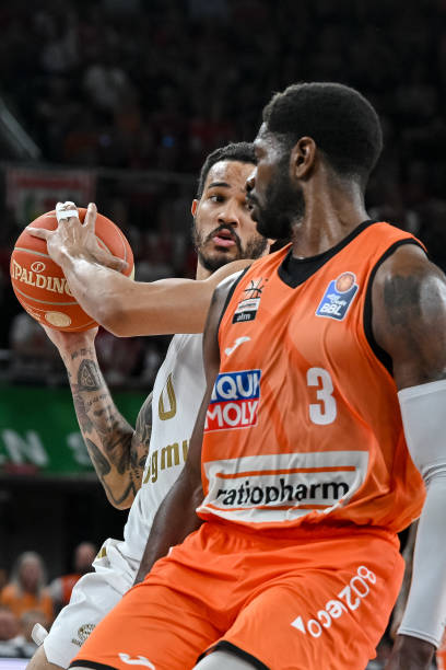 姆博莫在内 姆博莫在内